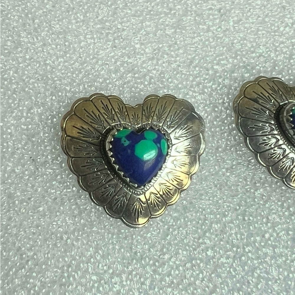 Vintage Southwestern sterling silver heart earrings. - Picture 8 of 11